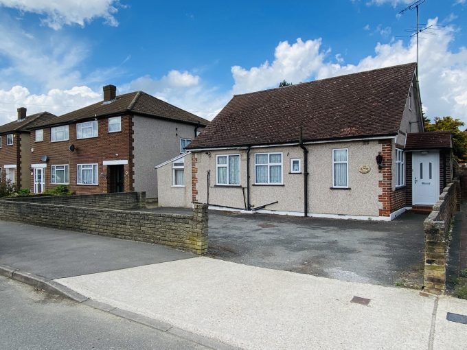 Redpad Estate Agents | Dickens Avenue, Uxbridge, UB8 3DN | May 2024 Let Agreed